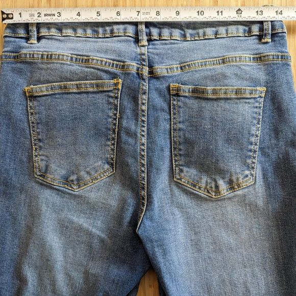 LiquidX Size 9 Blue jeans with Embroidered Rose and distressed 28 inch inseam - Picture 10 of 11